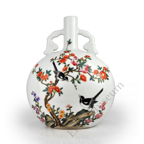 1451  A Fengcai flask vase with  flower and birds pattern  